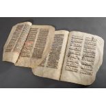 Liturgische Schriften Fragmente mit Hufnagelnotation (u.a. Johannes-Hymnus) und farbigen Majuskeln,