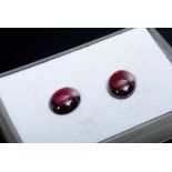 Paar ovale Rubellit Turmalin Cabochons (zus. ca. 3.8ct, 9,9x8,1x3,3mm)