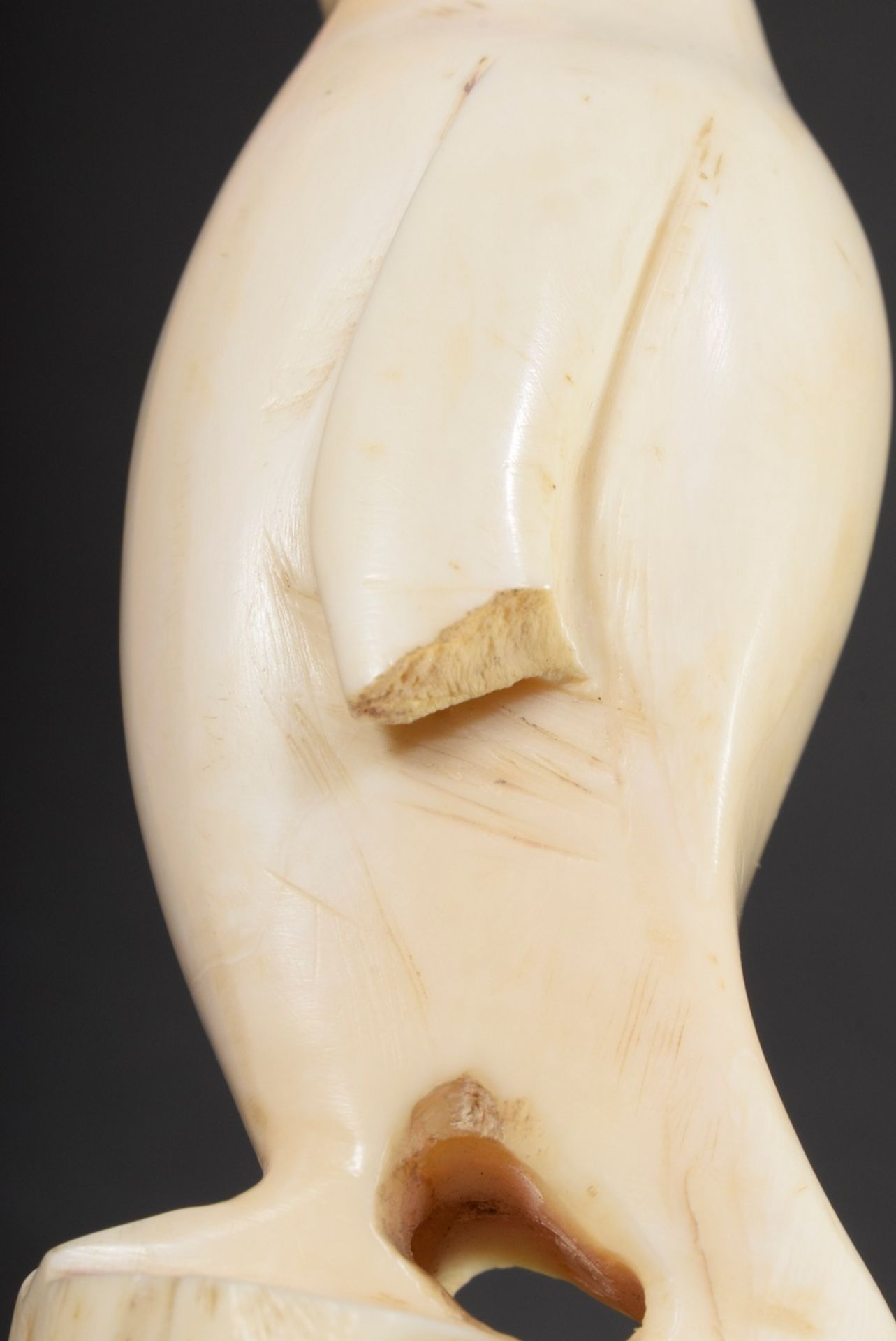 Scrimshaw "Penguin" of carved whale tooth with whale beard inlays, Inuit work, 19th c., h. 10.5cm,  - Image 6 of 6