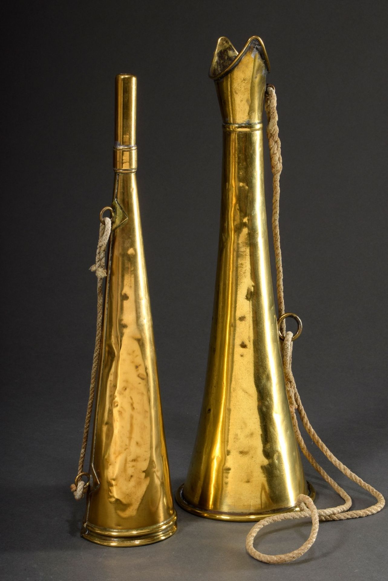 Flüstertüte/Megaphon und Signalhorn um 1900, Kupfer, vermessingt, L. 35,5/37,5cm, Alters- und Gebra