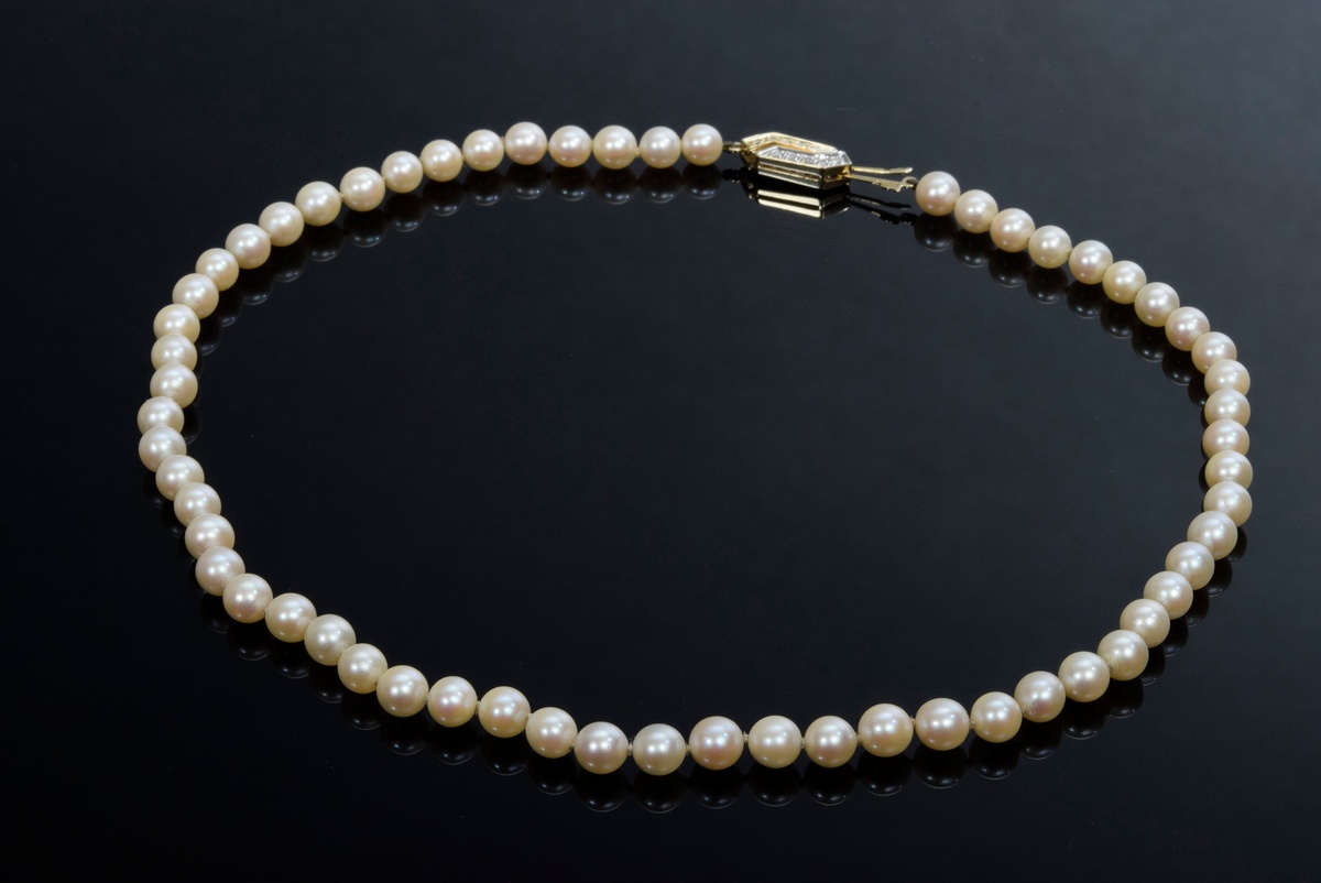 Cultured pearl necklace with YG/WG 585 octagonal diamond clasp (add. approx. 0.08ct/SI/W), l. 46cm,