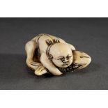 Elfenbein Netsuke "Knabe, einen Fisch in den Armen haltend", Japan 18./19.Jh., L. 4,5cm, teilweise