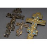 3 Diverse russische Ikonenkreuze mit Korpus Christi, Gelbguss z.T. emailliert, 17.-19.Jh., 12x10/25