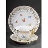 Meissen Prunkgedeck mit goldstaffiertem Rand "Lorbeer und Schleife"/"Weinlaub" sowie polychromer Ma