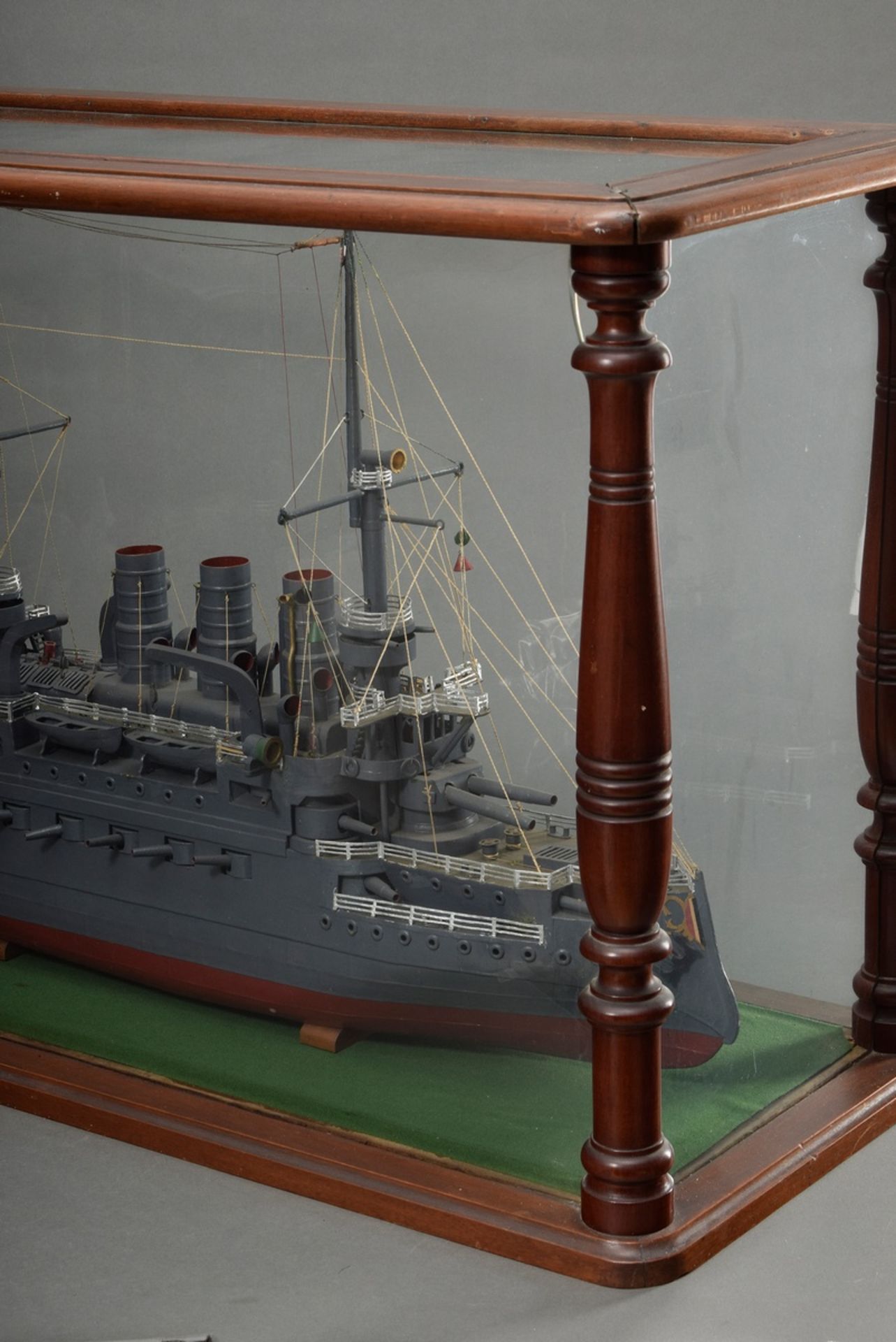 Modellschiff "Kriegsschiff der Kaiserlichen Marine" um 1900, Papier/Pappe bemalt, Herst. Ingenieur  - Bild 4 aus 7