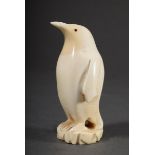 Scrimshaw "Pinguin" aus beschnitztem Walzahn mit Walbarteneinlagen, Inuit Arbeit, 19.Jh., H. 10,5cm