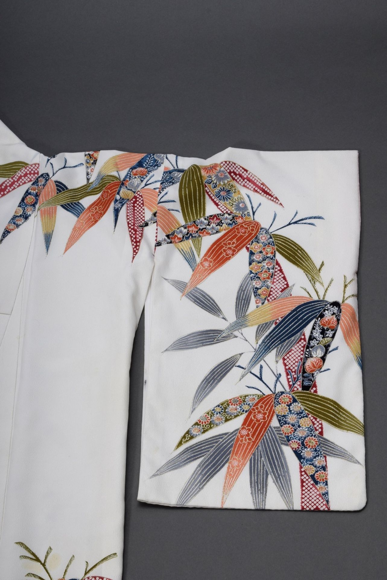 White women's kimono with colourful print decoration "bamboo leaves", silk crêpe, l. 164cm, slightl - Image 3 of 10