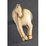 Elfenbein Netsuke "Pferd" mit schöner Gebrauchspatina, Japan 18./19.Jh., H. 6cm, Hinterläufe restau