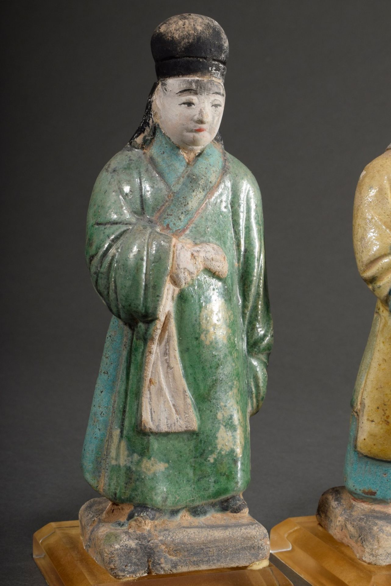 Paar chinesische Begräbnis Figuren "Diener", Ton farbig glasiert, Ming Dynastie, mit Plexiglas Sock - Bild 2 aus 7
