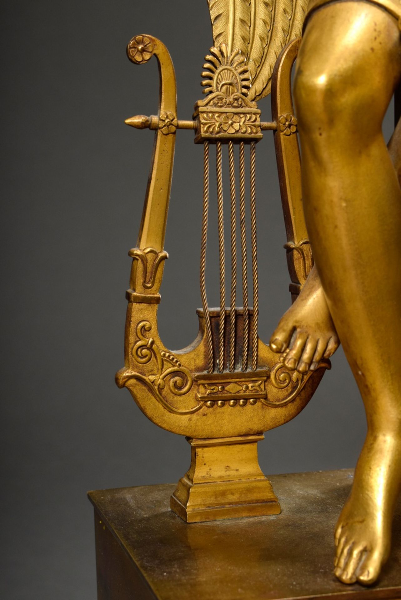 Französische Empire Prunkpendule „Amor gießt Öl ins Feuer“, feuervergoldete Bronze, Emaille Zifferb - Bild 5 aus 9