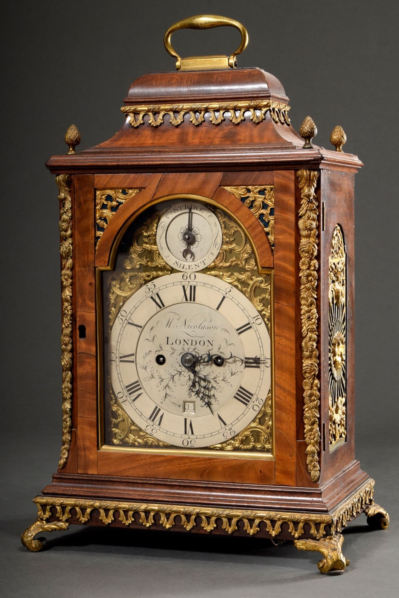 Englische Bracket Clock in Nussbaum Gehäuse mit feuervergoldeten Bronzebeschlägen, Zifferblatt sign