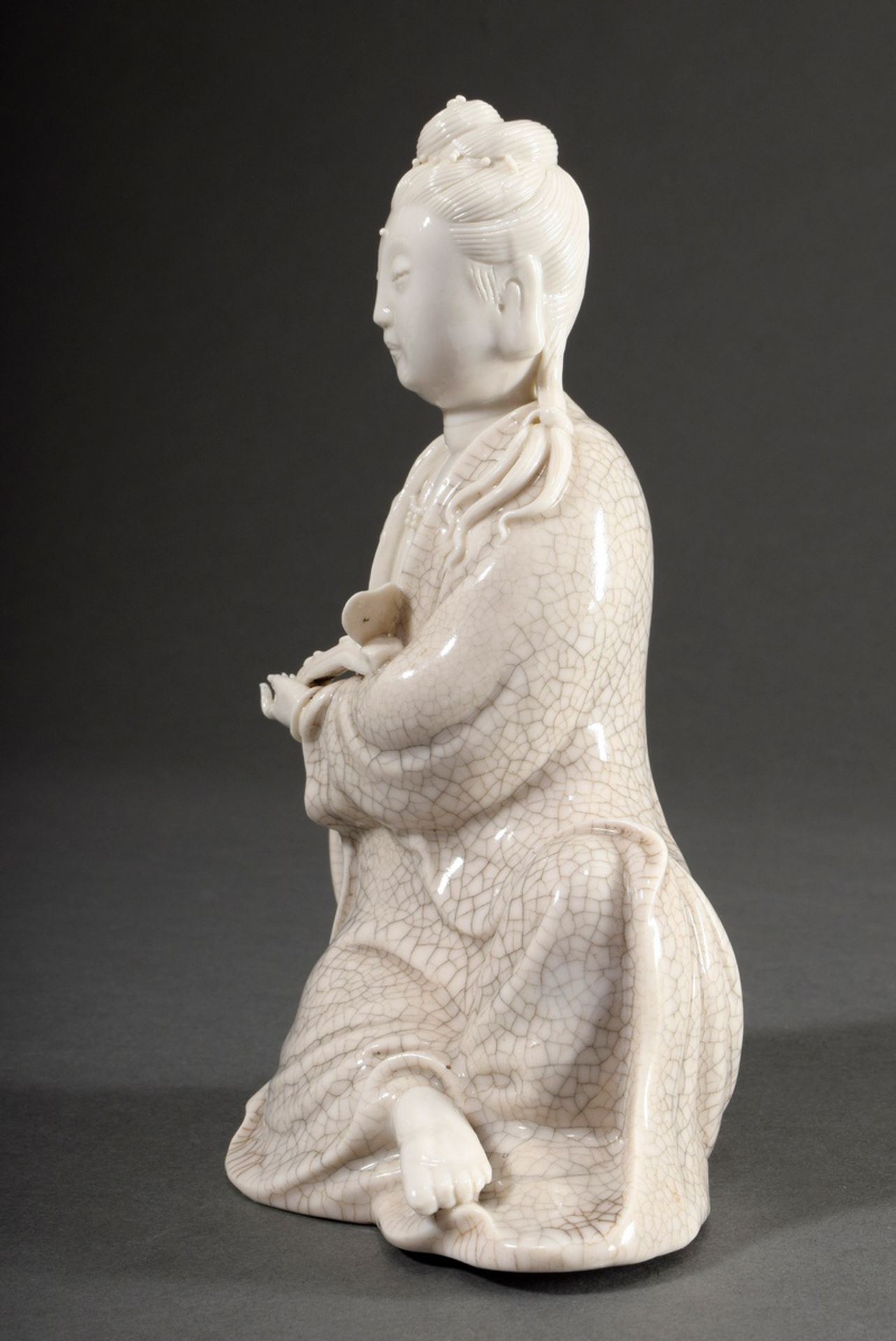 Chinesische Blanc de Chine Figur "Guanyin mit Ruizepter" und partieller Ge Glasur, Dehua, auf der R - Bild 4 aus 7