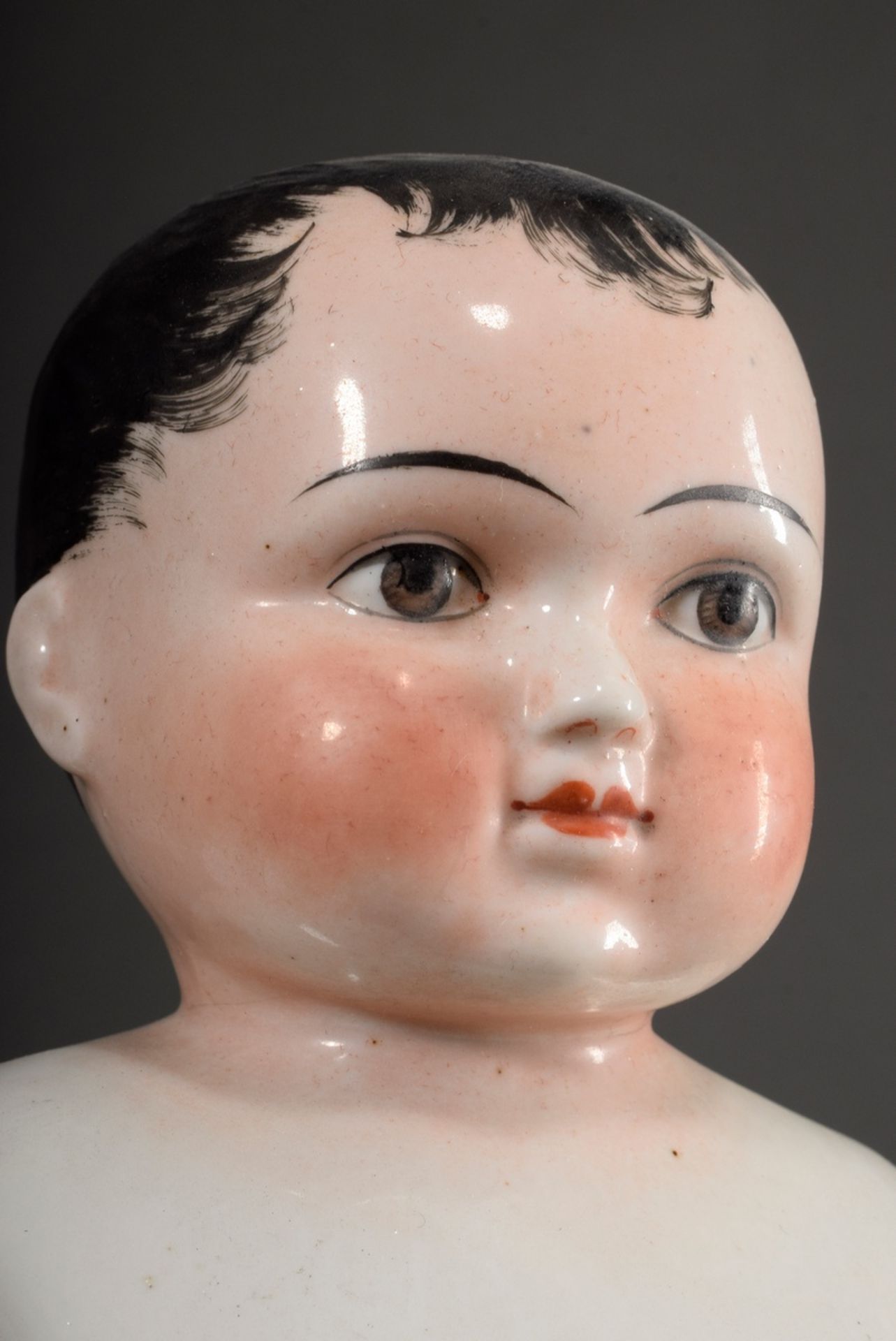 Porzellan Badepuppe "Frozen Charlotte" mit polychrom bemaltem Gesicht, 19.Jh., H. 33cm, leichte Alt - Bild 5 aus 10