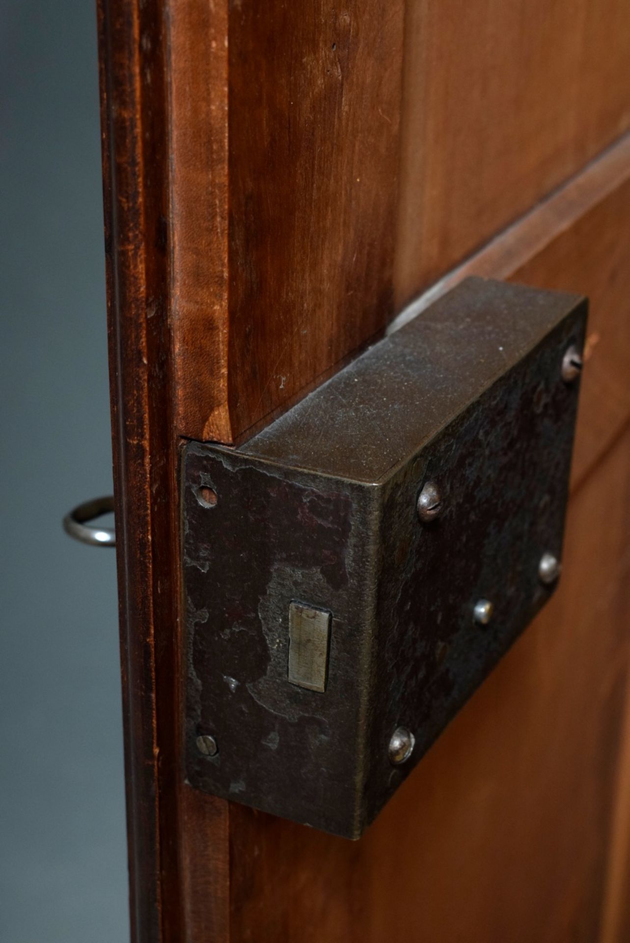 Alsatian peasant cabinet with richly carved corpus in Louis XVI style, softwood dark stained, aroun - Image 9 of 9