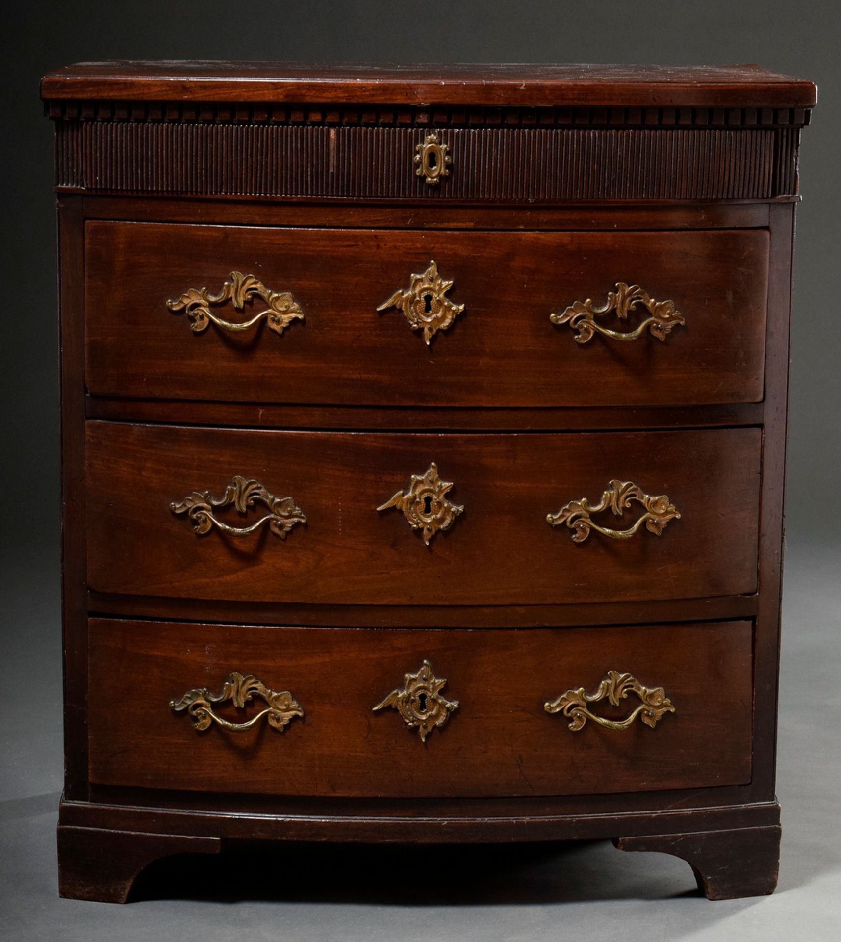 North German demilune chest of drawers with calf tooth and groove moulding, mahogany, c. 1780/1800, - Image 2 of 6