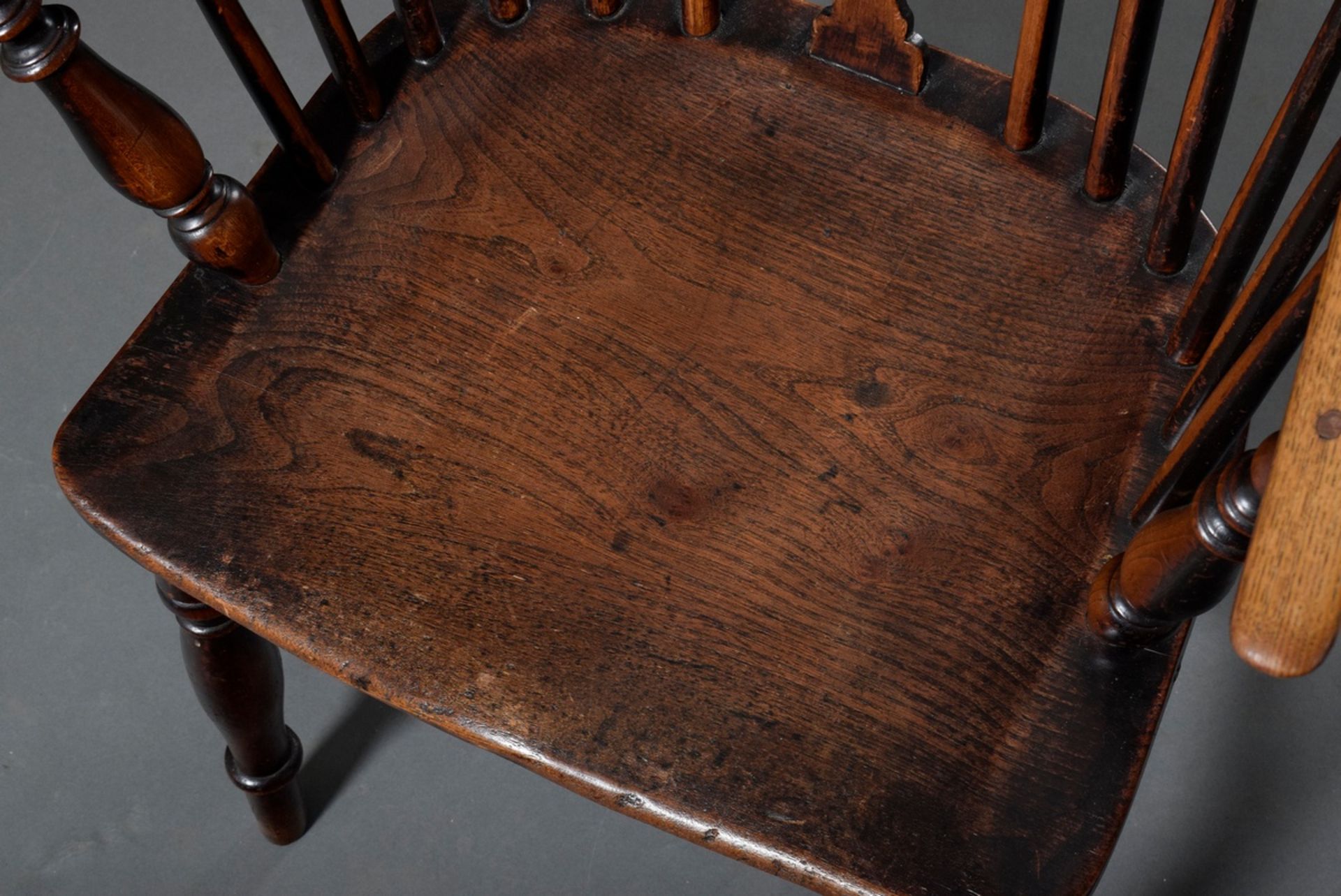 Pair of Windsor Chairs, elm stained, h. 45/89 u. 92, signs of age and use - Image 3 of 6