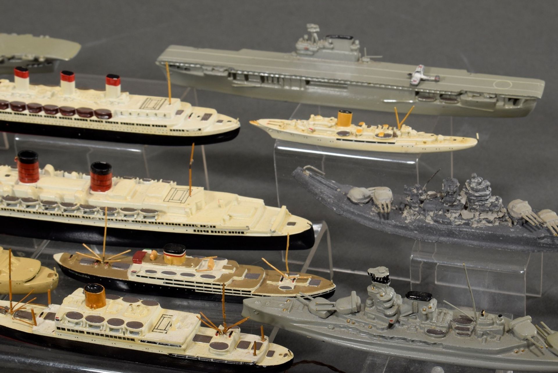 Sammelkasten mit Wiking Schiffs Modellen, u.a. "Hamburg", "Bremen", "Queen Mary", "Gorch Fock", "Pr - Bild 10 aus 17