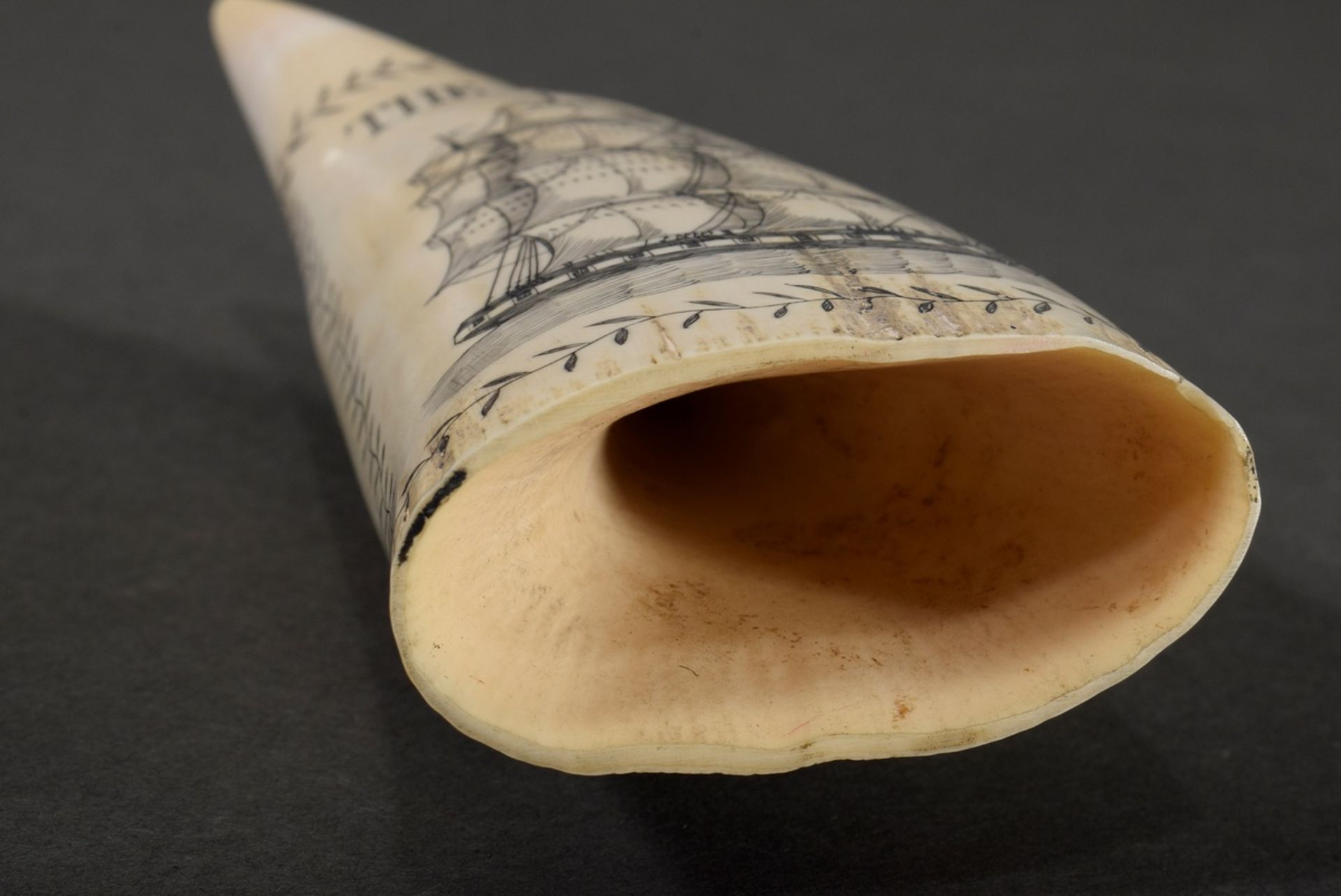 Scrimshaw "The Mary - Capt. John Roe", America, east coast, probably 19th c., 311g, h. 13.5cm, some - Image 3 of 3