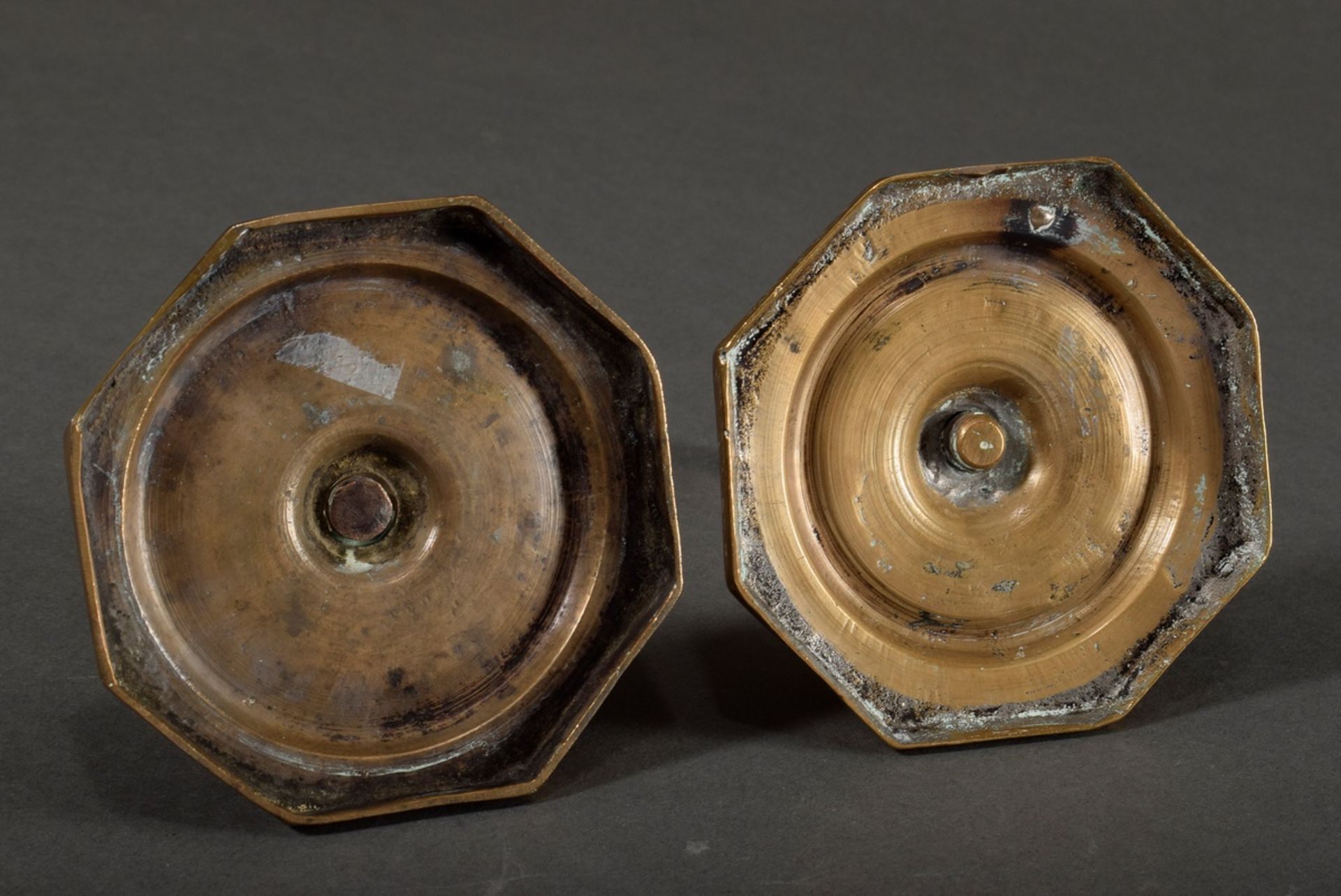 Pair of bronze candlesticks with different shaped baluster stems on wide octagonal feet, h. 13,5/15 - Image 4 of 4