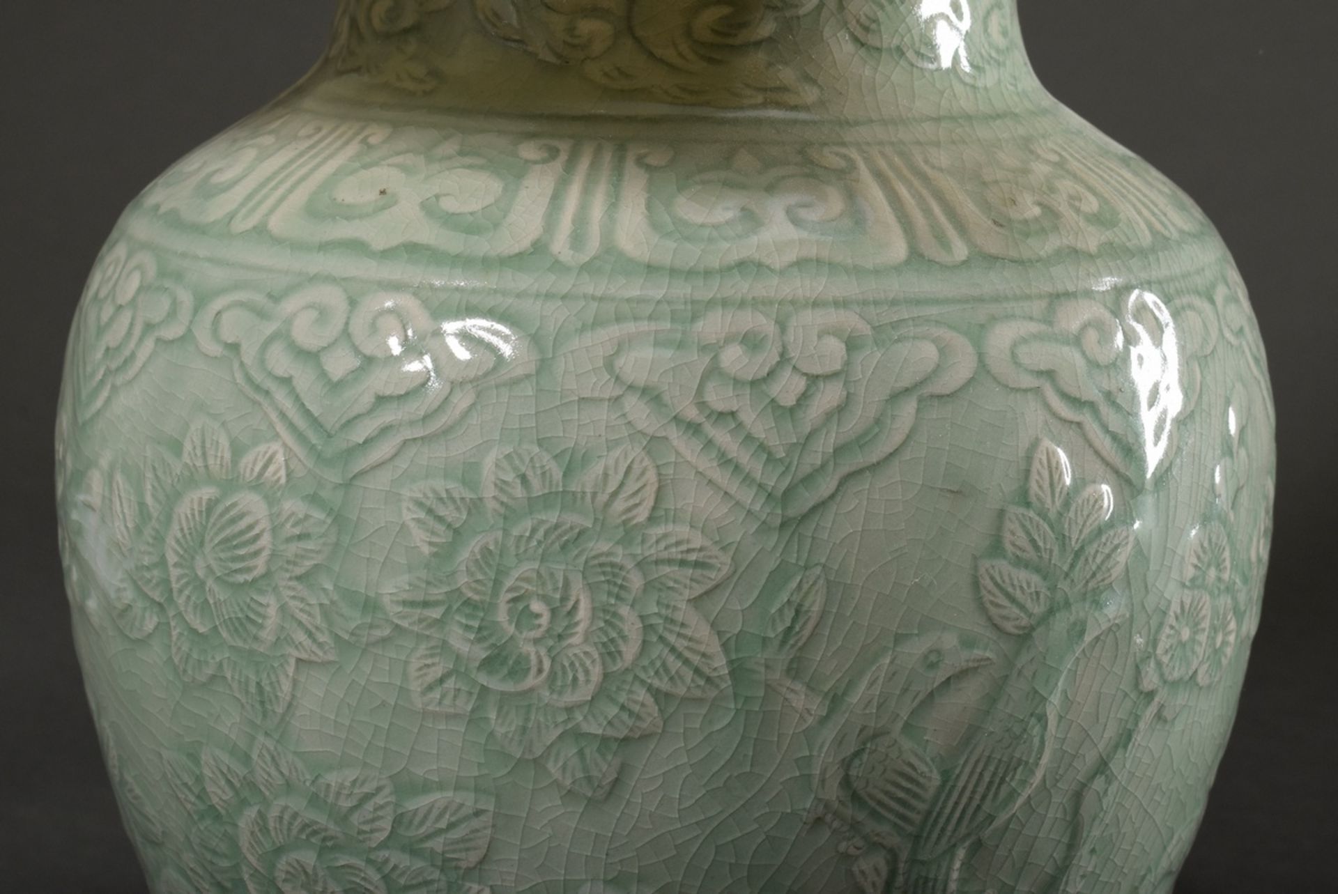 Chinesische Vase mit floralen Reliefs und Seladonglasur, als Lampe montiert, 20.Jh., H. 32/57cm - Bild 2 aus 4