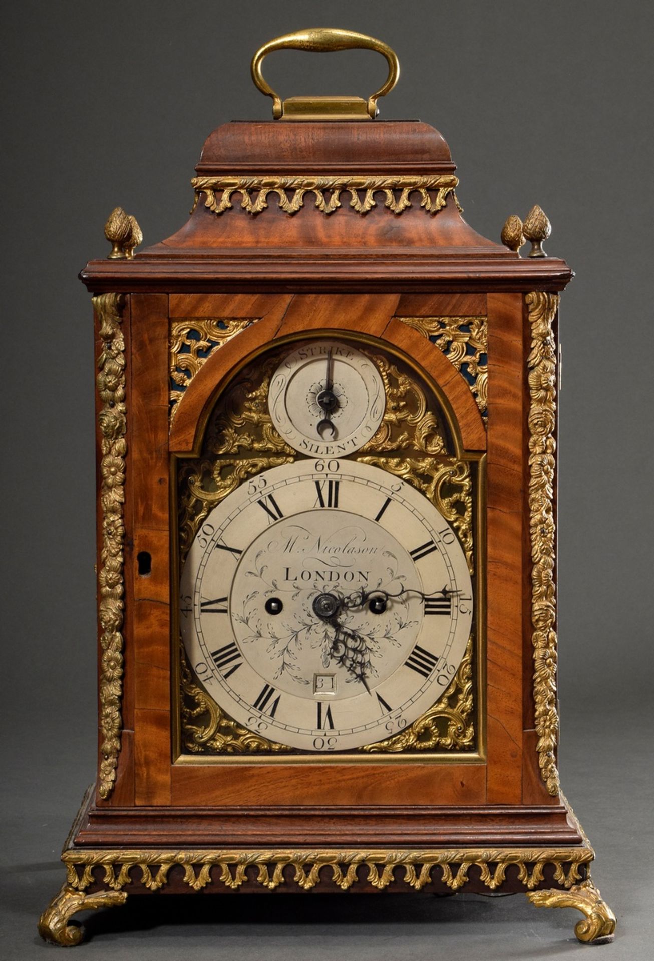 Englische Bracket Clock in Nussbaum Gehäuse mit feuervergoldeten Bronzebeschlägen, Zifferblatt sign - Bild 2 aus 9