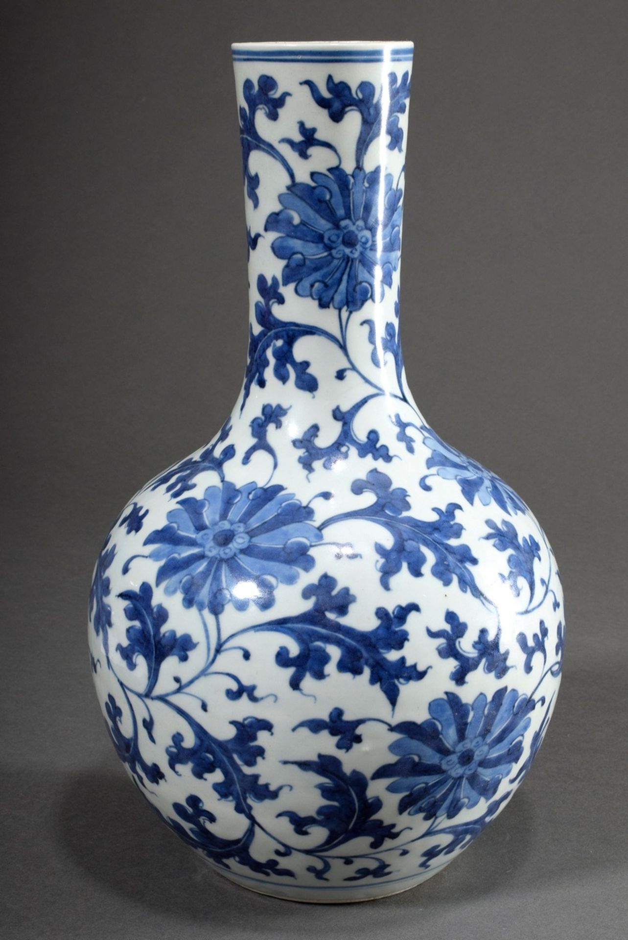 Chinesische Tianqiuping Porzellan Vase in Balusterform mit Blaumalerei "Granatapfelblüten und Ranke