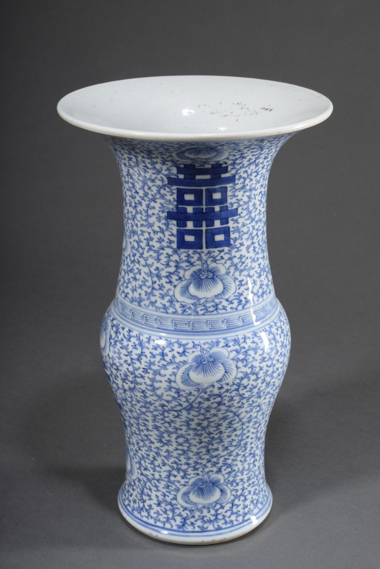 Chinesische Porzellan "Gu" Vase mit Blaumalerei "Glückszeichen" auf floralem Fond, H. 41cm, Ø 24cm - Bild 3 aus 6