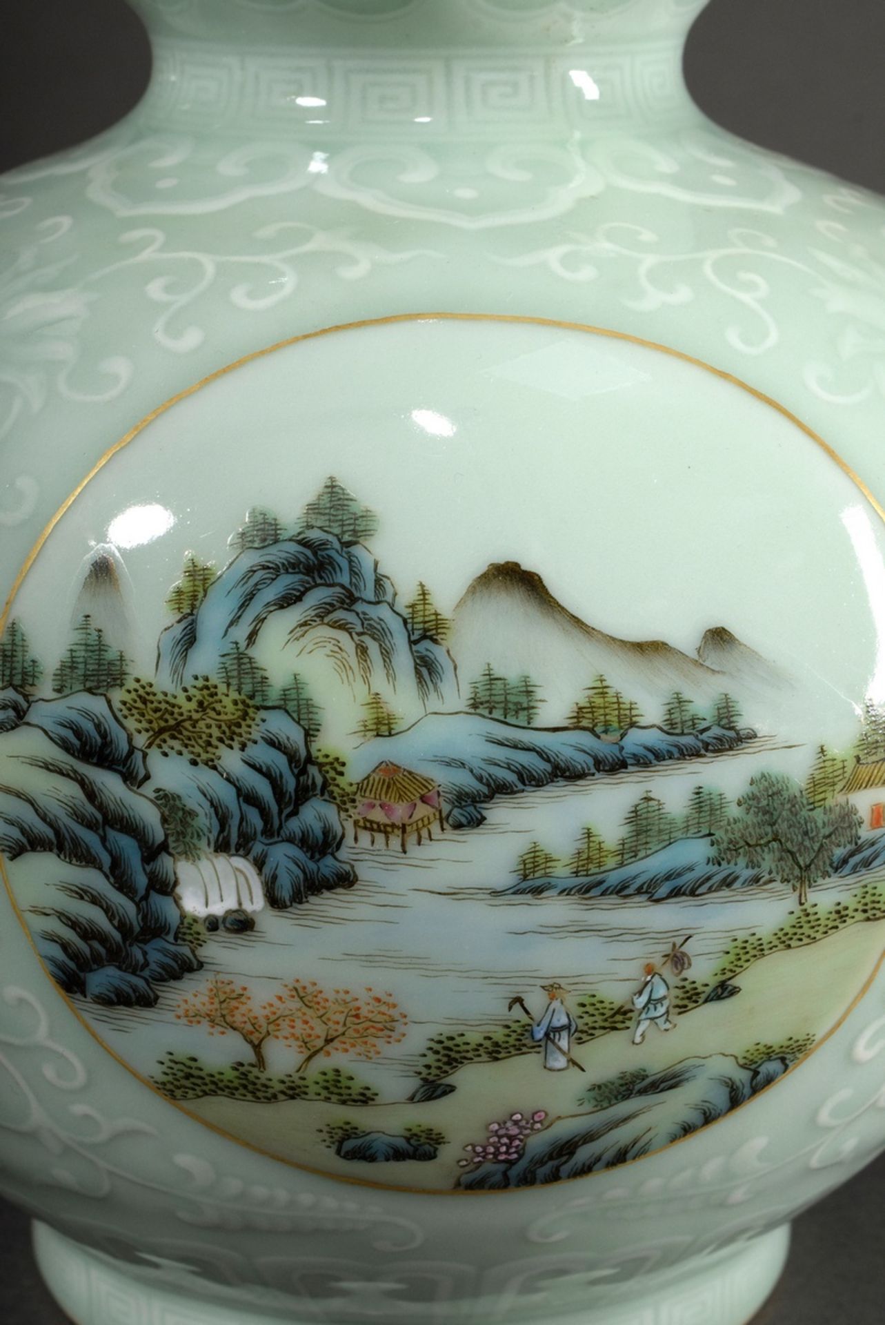 Doppelbauchige Porzellan Kalebassenvase mit Seladonglasur und Pâte sur pâte Ornamenten sowie runden - Bild 4 aus 6