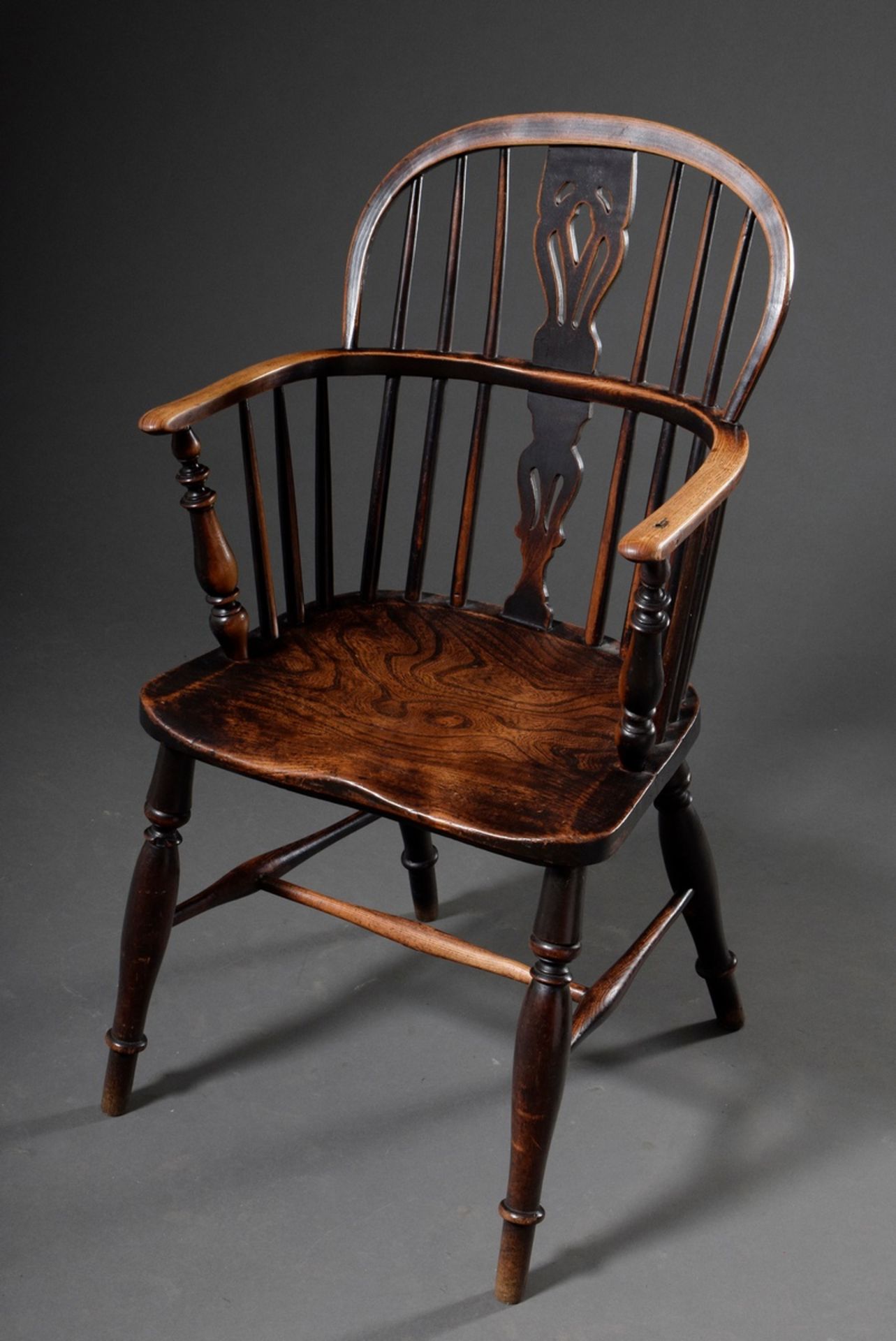 Pair of Windsor Chairs, elm stained, h. 45/89 u. 92, signs of age and use - Image 5 of 6