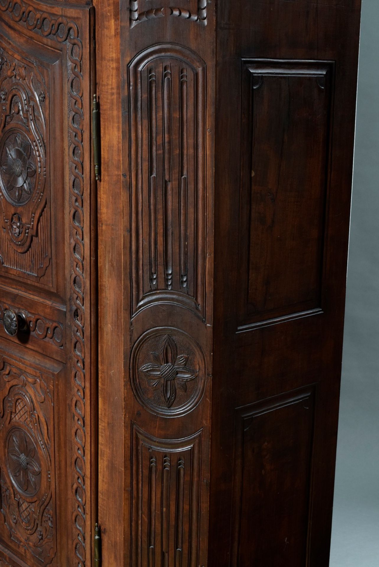 Alsatian peasant cabinet with richly carved corpus in Louis XVI style, softwood dark stained, aroun - Image 5 of 9