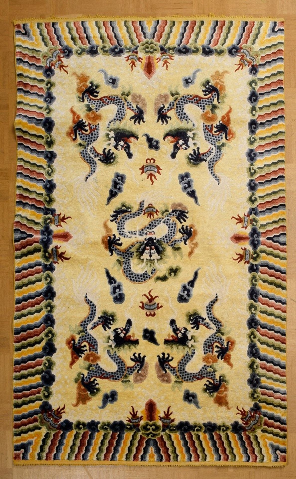 Farbenfroher Seidenteppich "Fünf Drachen", China 20.Jh., 188x115cm - Bild 2 aus 5