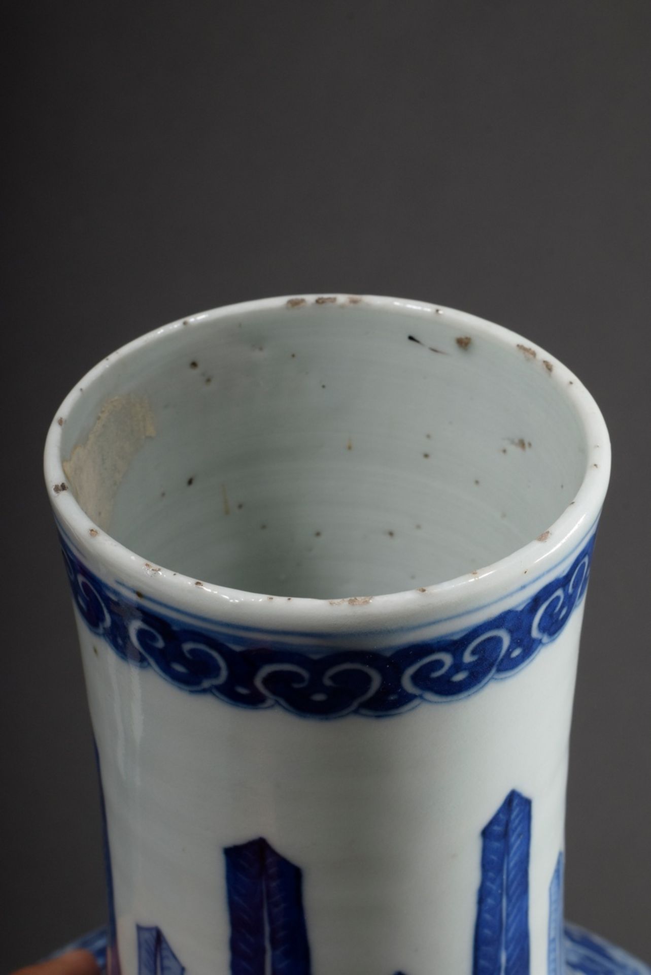 Chinesische Tianqiuping Porzellan Vase mit floralen Blaumalerei Dekor "Schmetterlinge und Ranken" s - Bild 2 aus 3