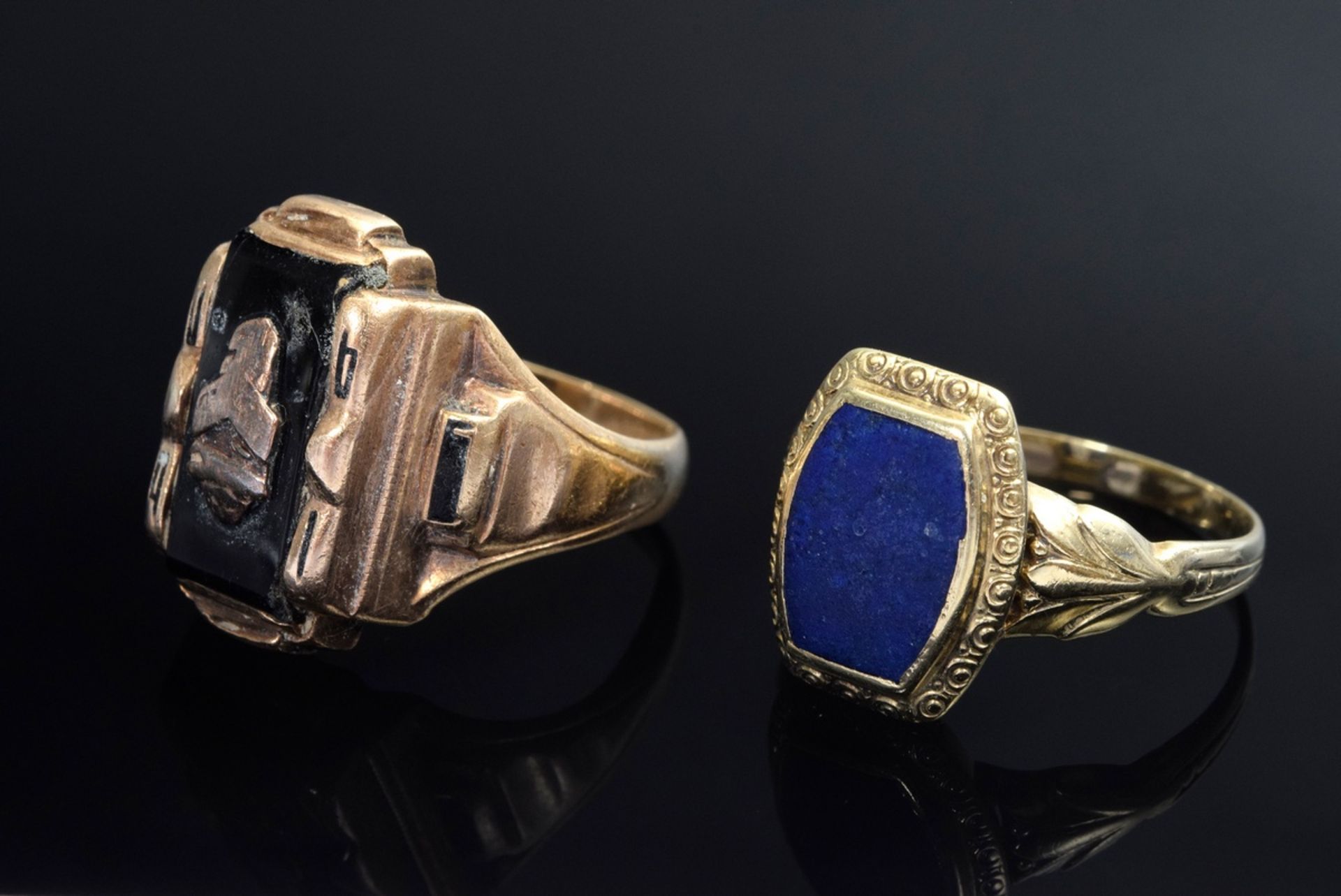 2 Various pieces of jewellery: yellow gold 585 lapis lazuli signet ring (3,5g, size 59) and red gol