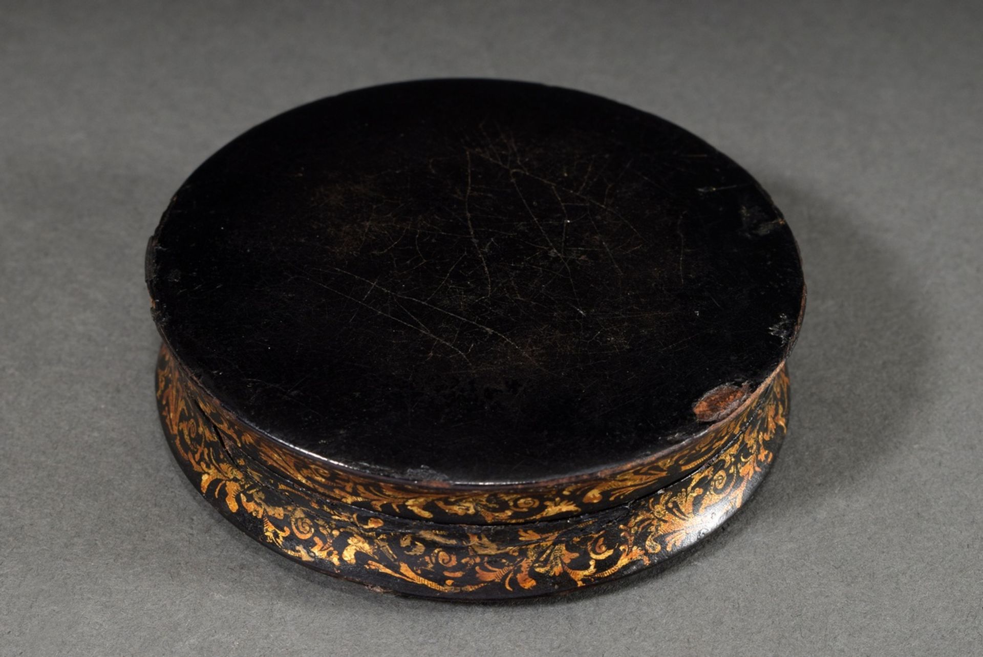 Round lacquer box with fine painting "money counter" on the lid and gold staffage, probably Stobwas - Image 3 of 4