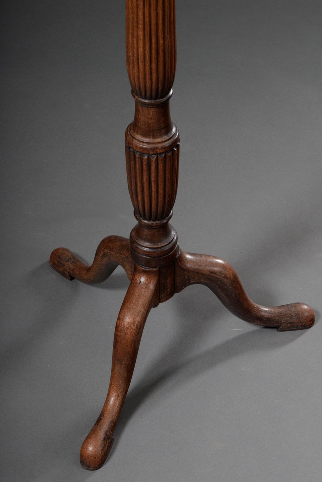 Slender English flower stand with fluted shaft on a tripod, mahogany, h. 132cm, Ø 26cm, slight sign - Image 2 of 3