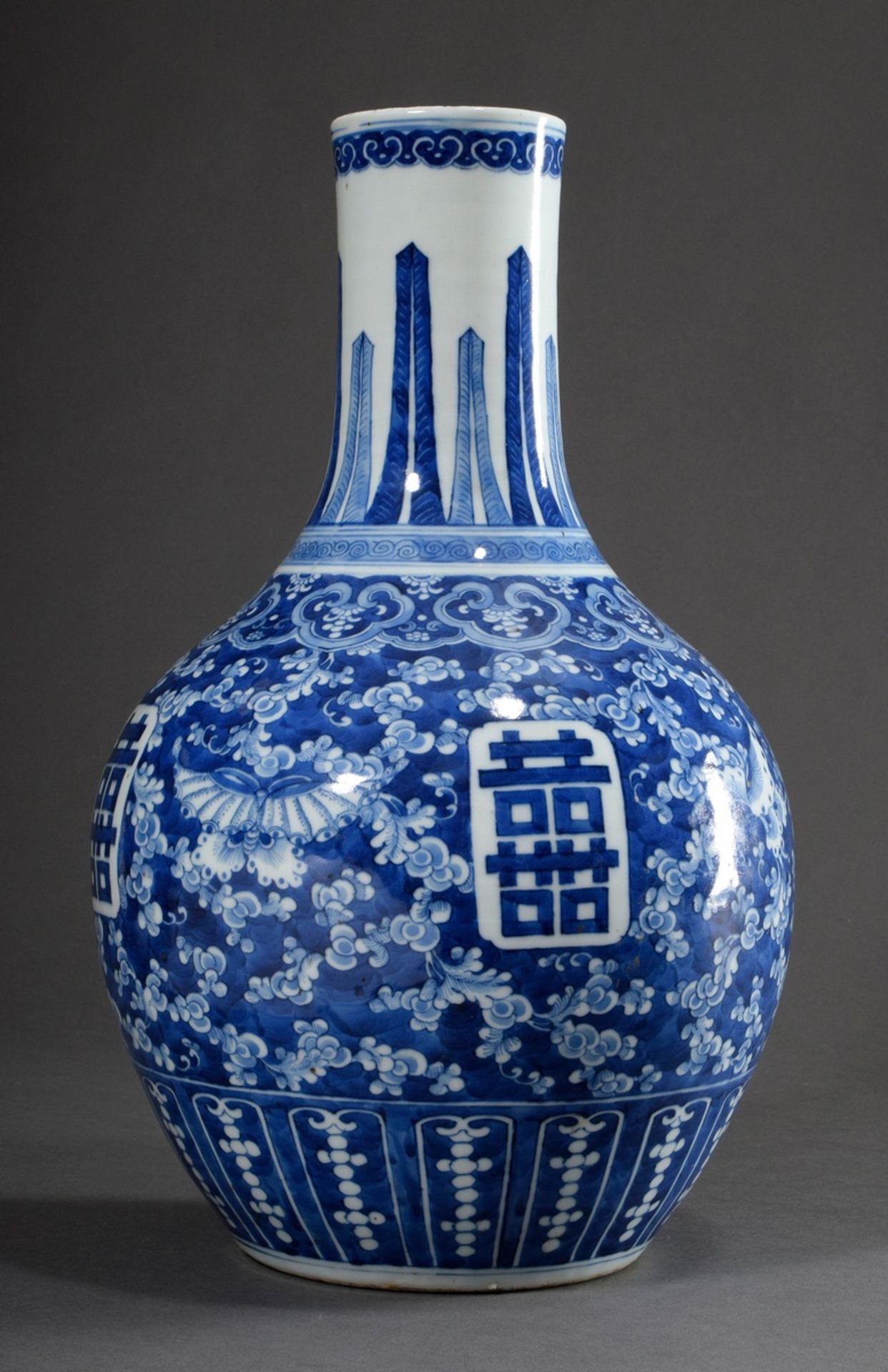 Chinesische Tianqiuping Porzellan Vase mit floralen Blaumalerei Dekor "Schmetterlinge und Ranken" s