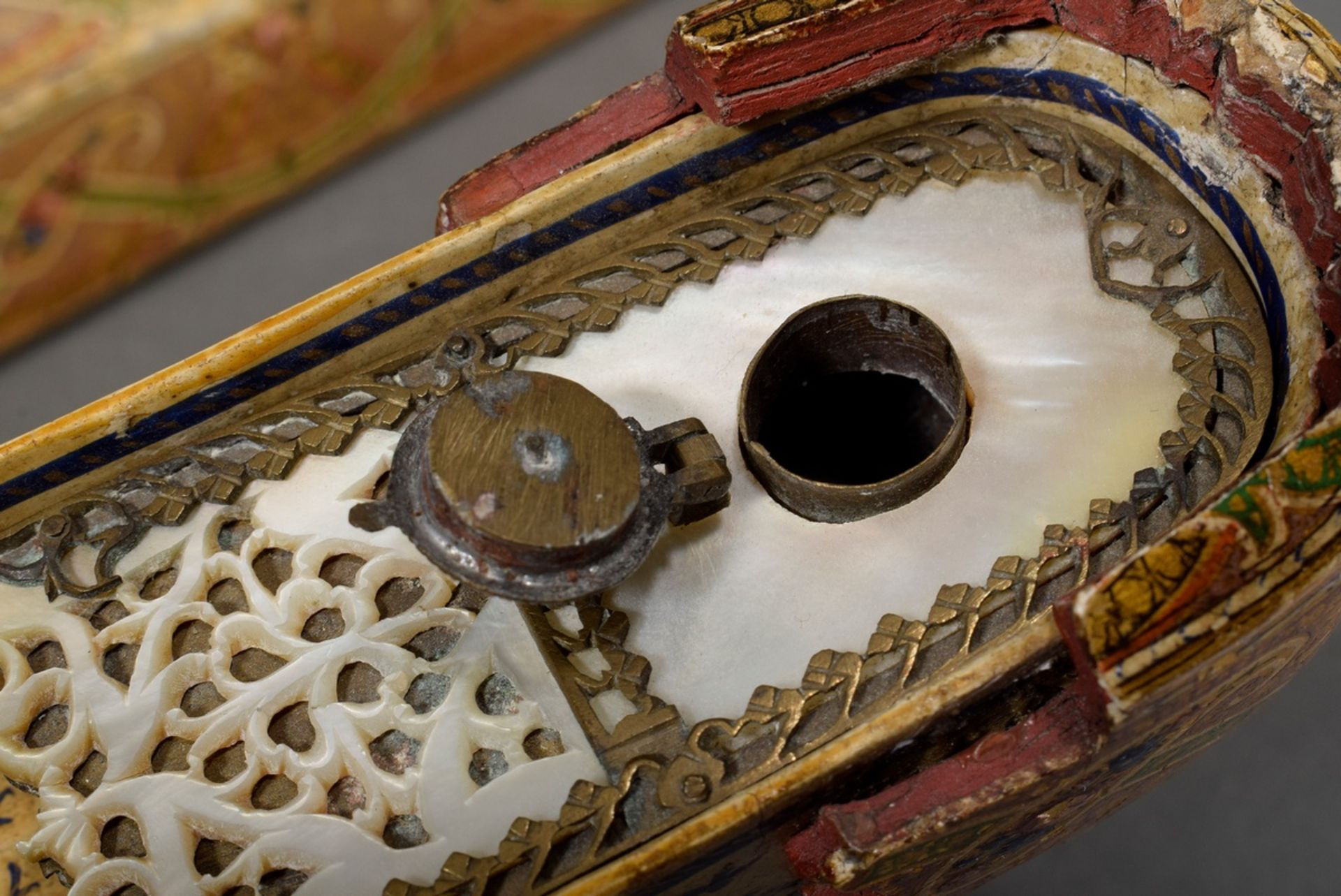 Persisches 'Qalamdan' Schreibzeug, Papiermaché mit polychromer Lack- und Goldlackmalerei, innen kle - Bild 6 aus 10