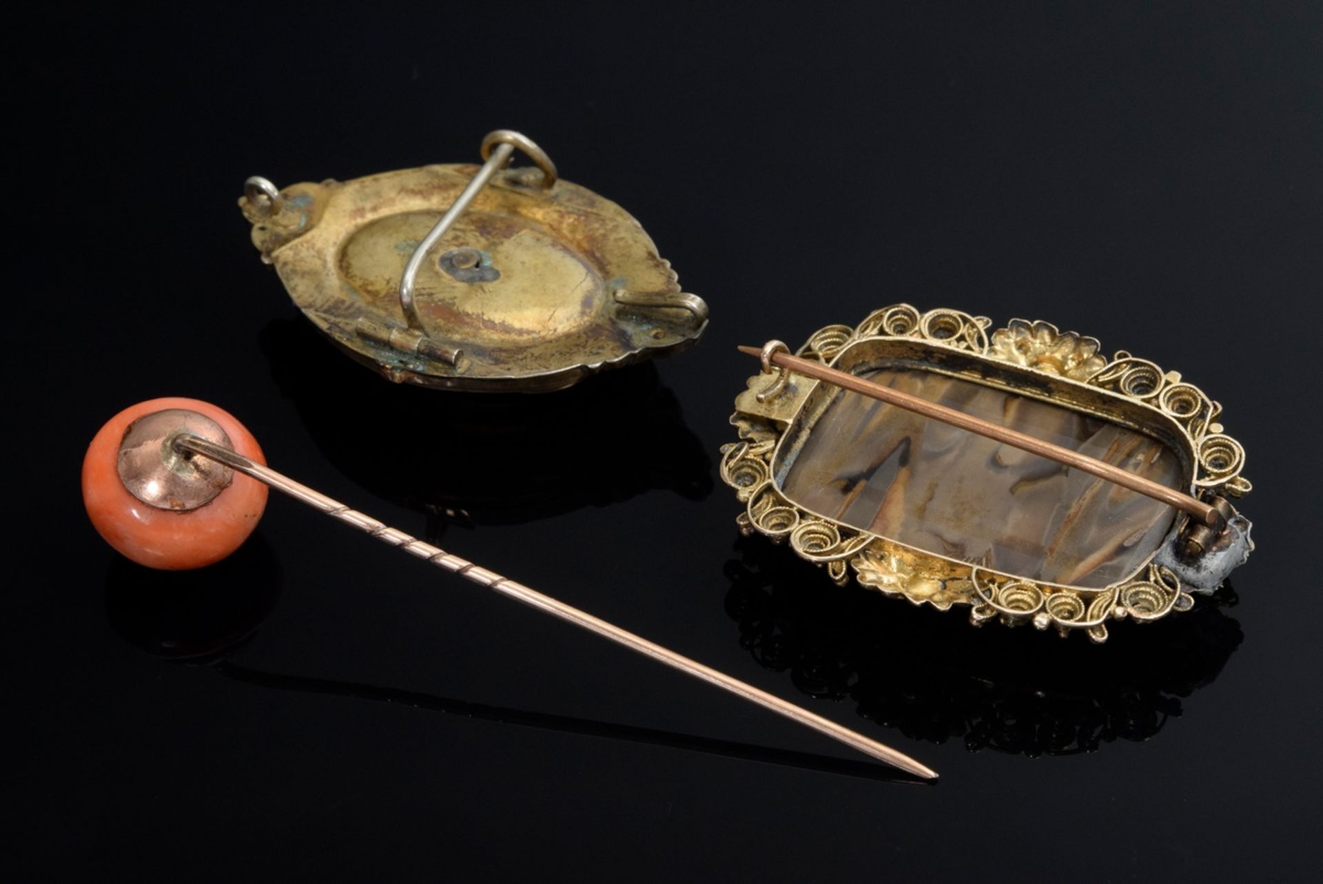 3 Various pieces of antique gilt jewellery: coral tie pin (Ø 1.3cm), pin with polished agate insert - Image 3 of 3