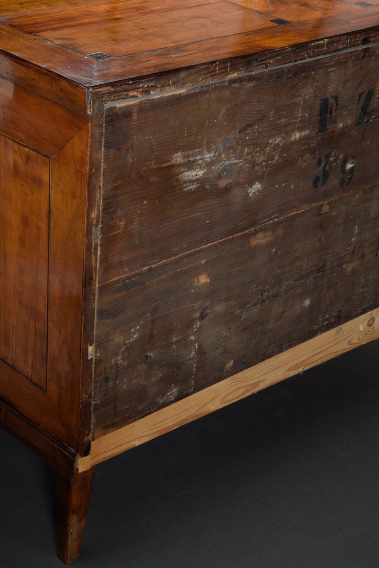 Classicist chest of drawers in strict façon on pointed legs with concave front, ornamental inlays o - Image 8 of 8