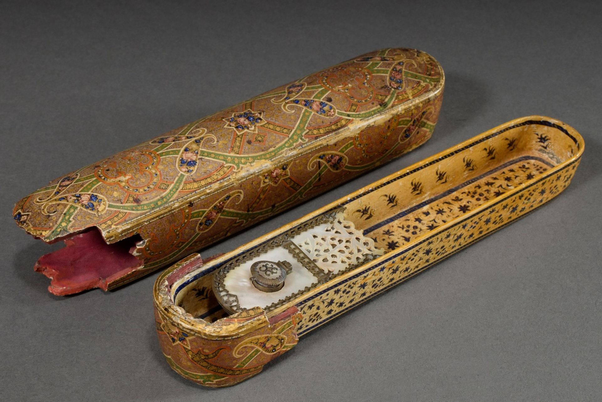 Persisches 'Qalamdan' Schreibzeug, Papiermaché mit polychromer Lack- und Goldlackmalerei, innen kle