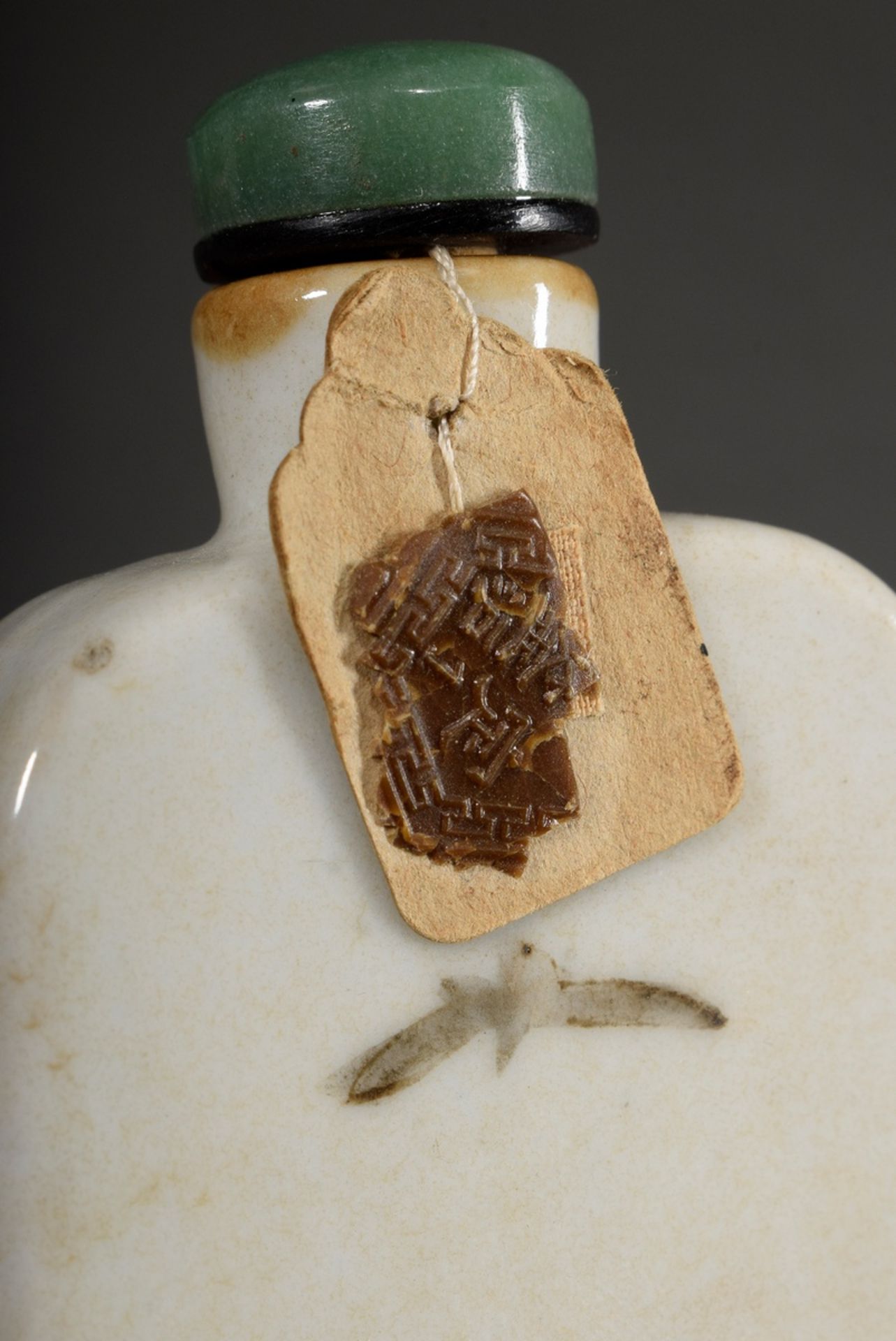 Chinese porcelain snuff bottle with figural painting and green gemstone lid, export seal, h. 9,5cm, - Image 3 of 5