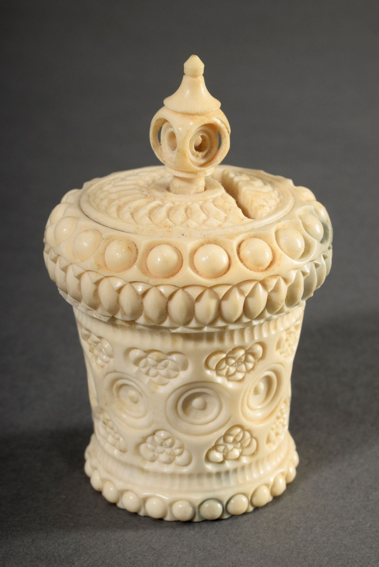 Small turned bone thaler box with ornamental decoration, 19th century, h. 7,5cm, slightly defect