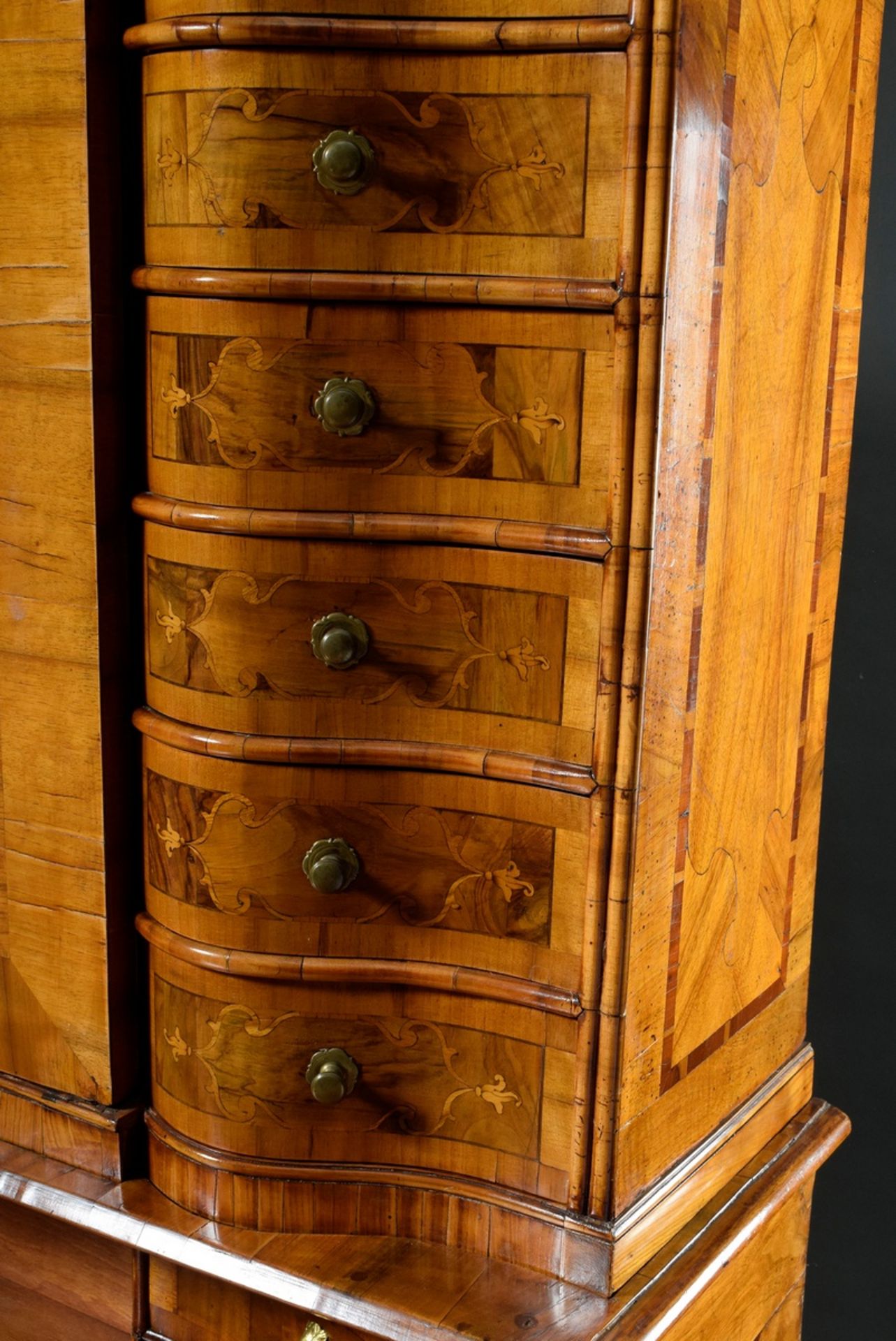South German tabernacle secretary "à trois corps" consisting of three-bayed chest of drawers with i - Image 6 of 14