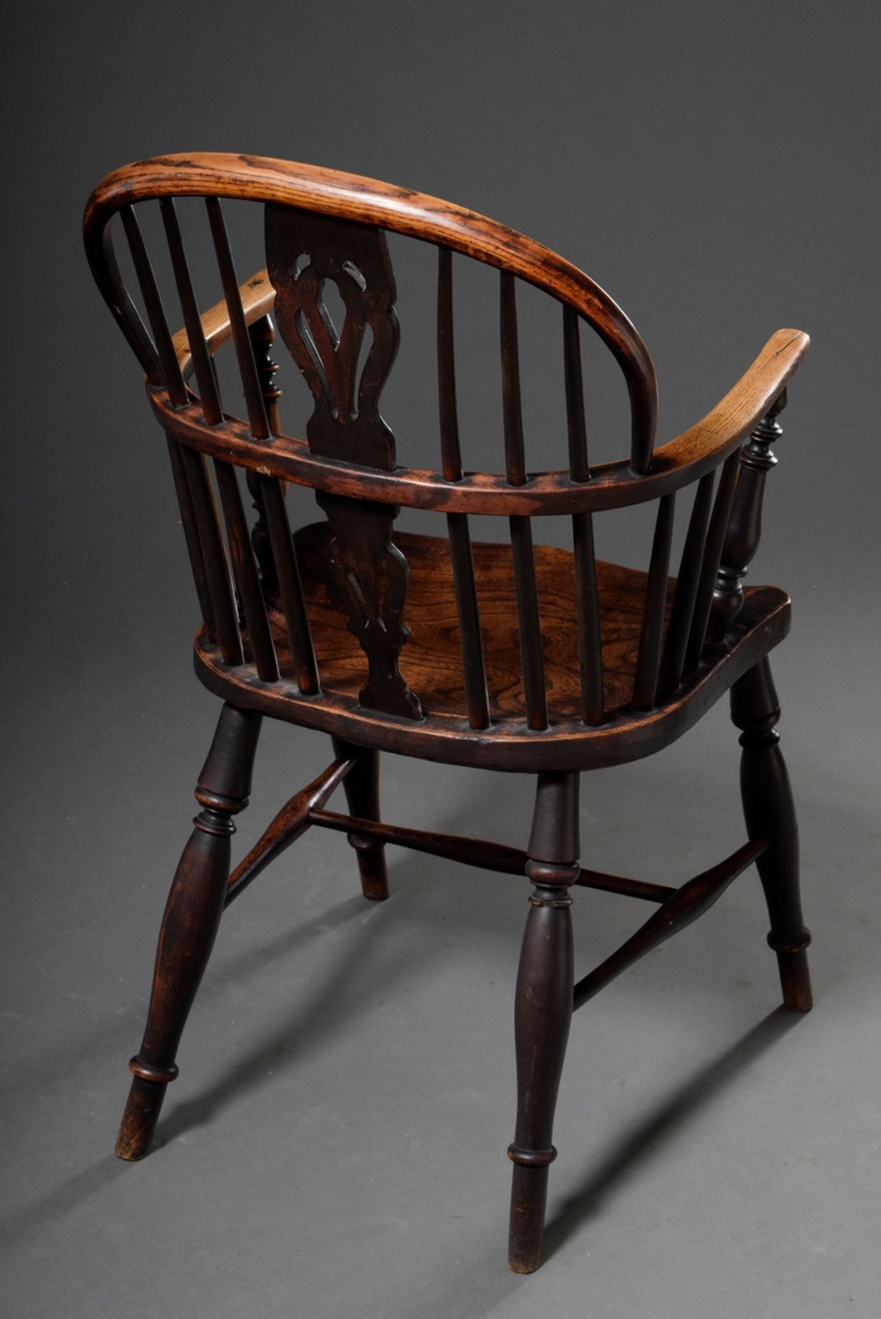 Pair of Windsor Chairs, elm stained, h. 45/89 u. 92, signs of age and use - Image 6 of 6