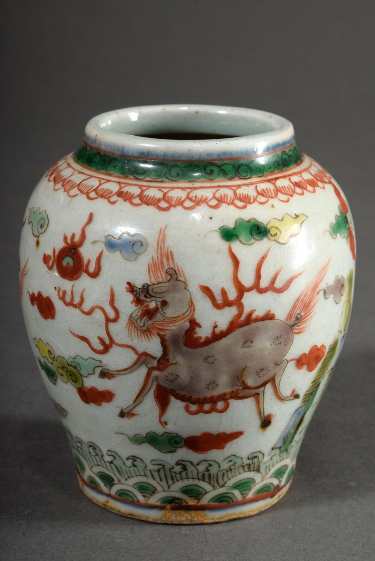Kleine ovoide Wucai Porzellan Vase mit farbiger Malerei "Fliegende Fabeltiere" in Gelb Rot, Grün un - Bild 3 aus 5