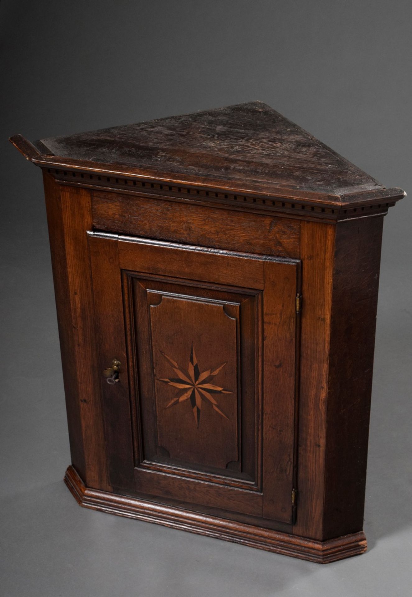 English oak corner wall cupboard, around 1800, dark stained with "star" inlay in the door, 76x61cm, - Image 2 of 4