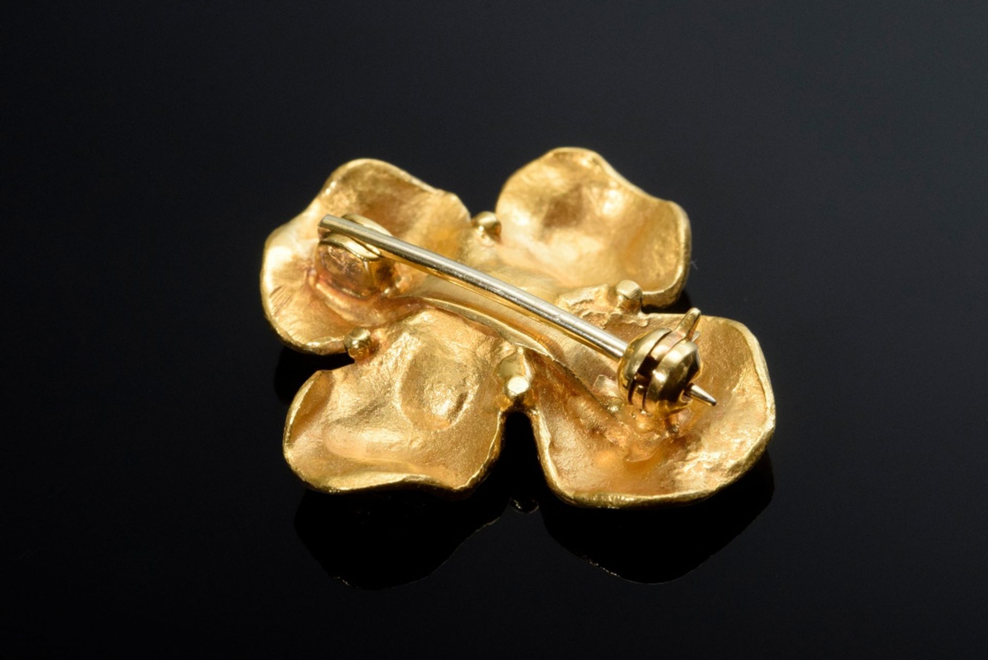 Handmade yellow gold 750 flower pin with diamonds (ca. 0.15ct/VSI/W), 7.2g, 2.1x2.4cm - Image 3 of 3