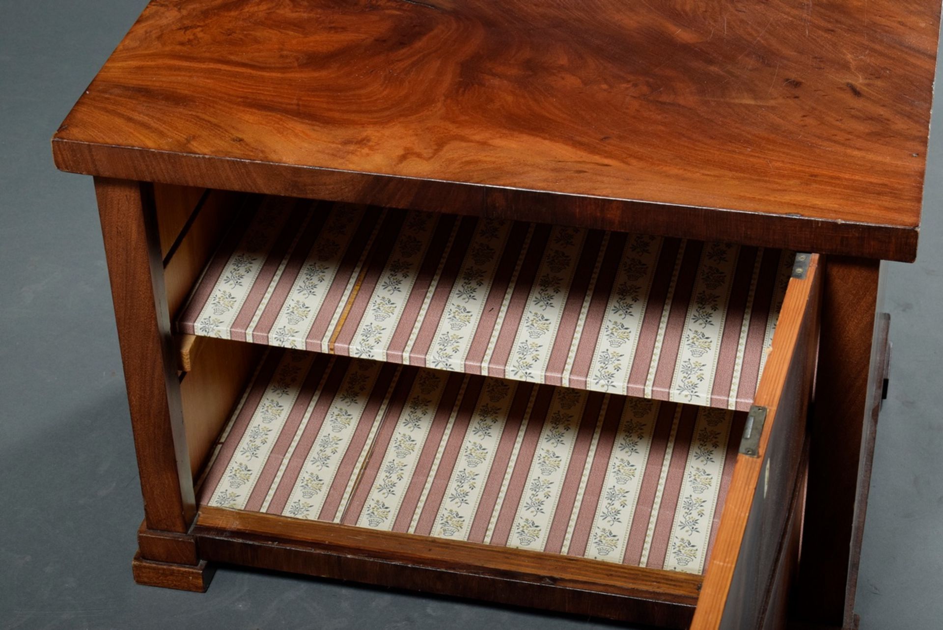 Low Biedermeier "Blender" bedside cabinet in plain façon, mahogany/softwood veneer, 19th century, 5 - Image 4 of 5