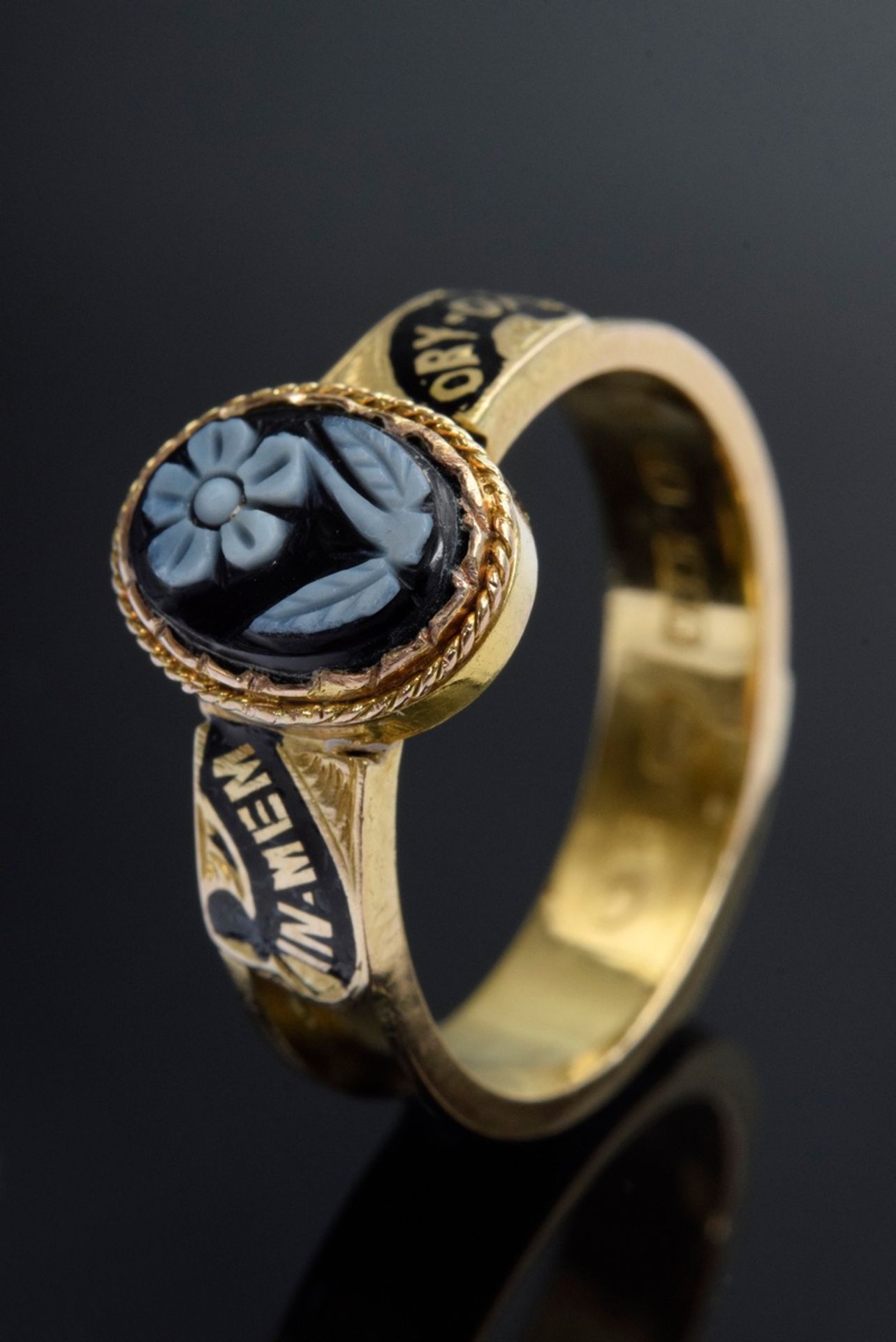English yellow gold 625 commemorative ring with agate "blossom" and inscription "IN MEMORY OF MOTHE