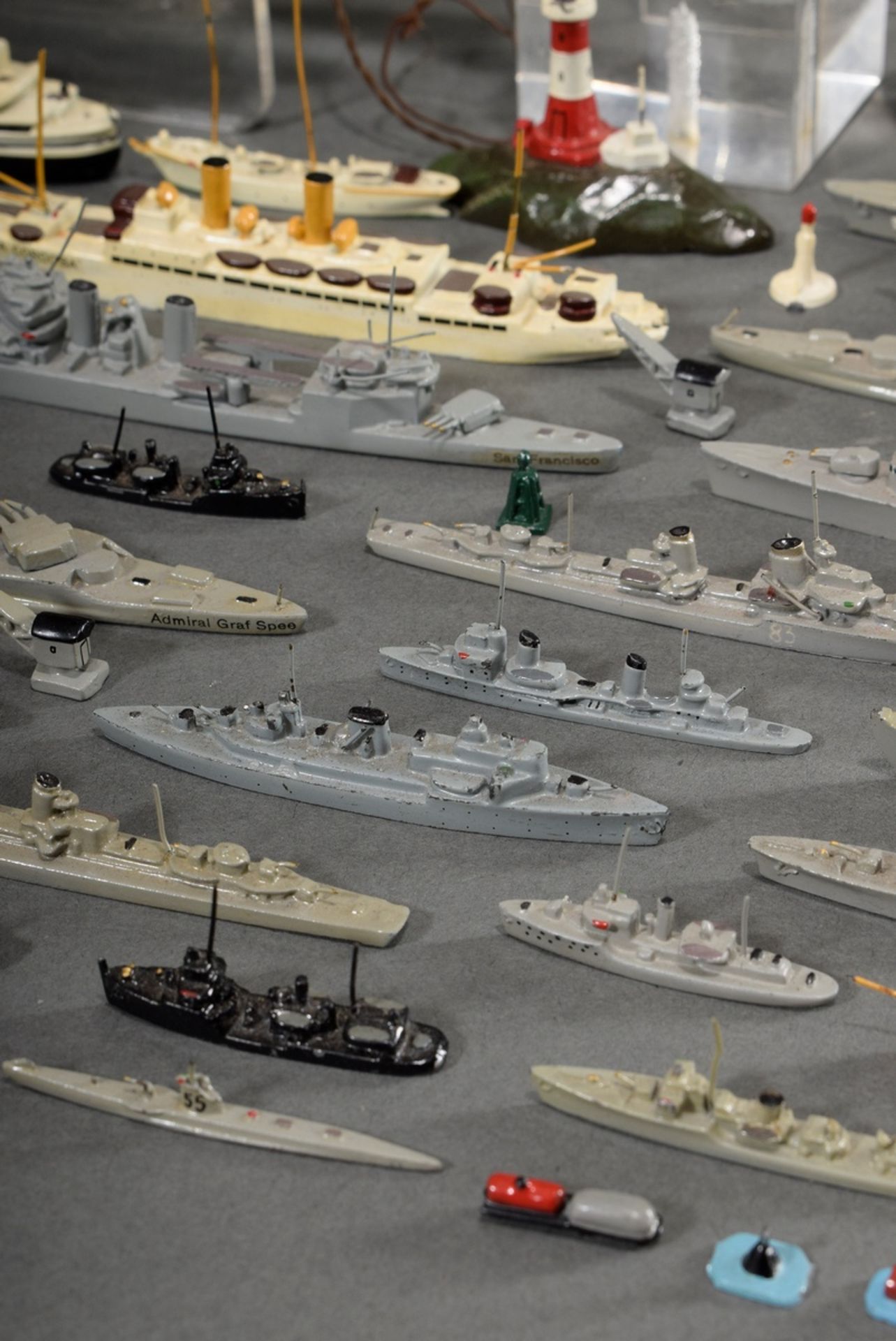 Sammelkasten mit Wiking Schiffs Modellen, u.a. "Hamburg", "Bremen", "Queen Mary", "Gorch Fock", "Pr - Bild 6 aus 17